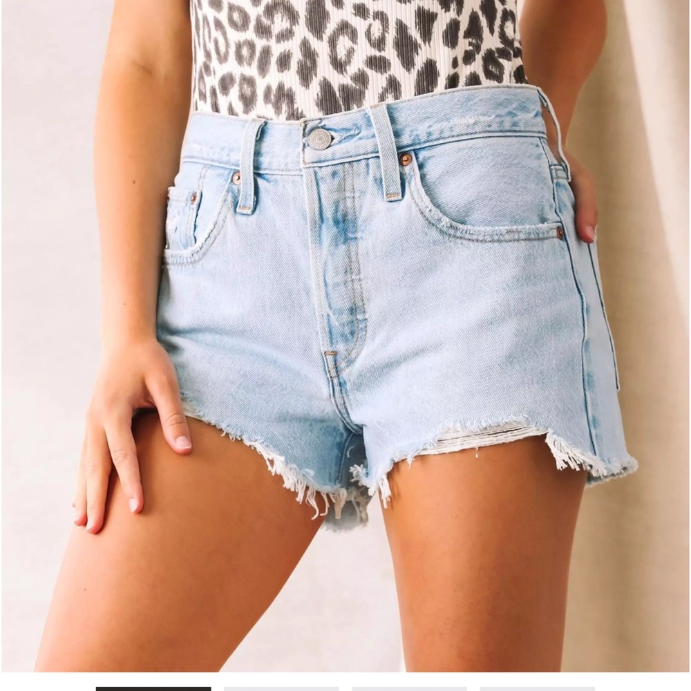 Levi's Light Blue Frayed Hem Denim Shorts size 27 boho chic/hippy/cottagecore